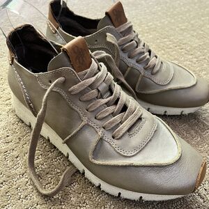 OTBT Wom Sz 8.5 Snowbird Lightweight Leather Sneakers Pewter Gray Metallic Cute